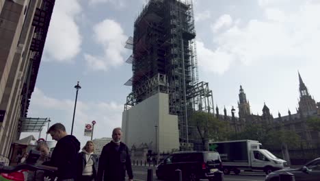 Aufwärtsaufnahme-Von-Einem-Belebten-Bürgersteig,-Londons-Wahrzeichen-Big-Ben,-Bedeckt-Mit-Gerüsten,-Während-Der-Glockenturm-Einem-Großen-Restaurierungsprojekt-Unterzogen-Wird,-Westminster,-London,-England