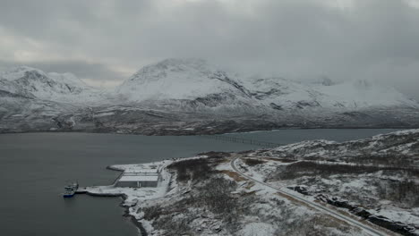 Winterblick-über-Die-Vom-Meer-Umgebene-Insel-Im-Norden-Norwegens