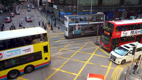 Tráfico-Y-Peatones-En-La-Intersección-En-El-Centro-De-La-Ciudad,-Hong-Kong