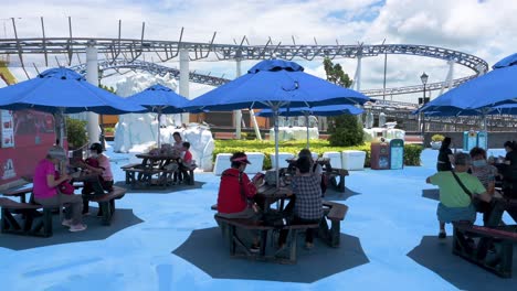 Besucher-Essen-Zur-Mittagszeit-Neben-Der-Arktischen-Achterbahnfahrt-Im-Vergnügungs--Und-Tierthemenpark-Ocean-Park-In-Hongkong