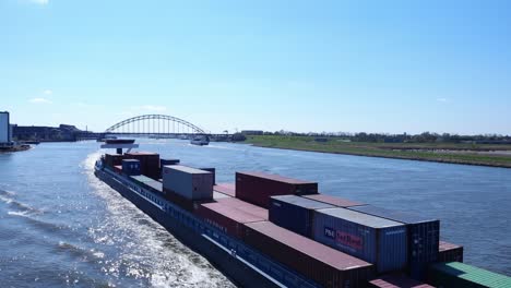 Stapel-Intermodaler-Container-Auf-Einem-Lastkahn,-Der-Am-Fluss-Noord-In-Der-Nähe-Von-Hendrik-Ido-Ambacht,-Niederlande,-Fährt