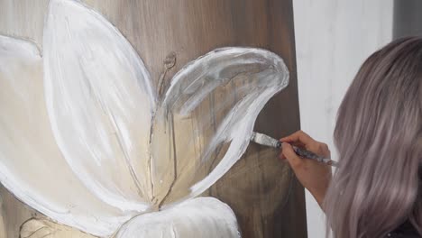Majestätische-Weiße-Blume,-Gemalt-Auf-Leinwand-Von-Einer-Lateinamerikanischen-Künstlerin