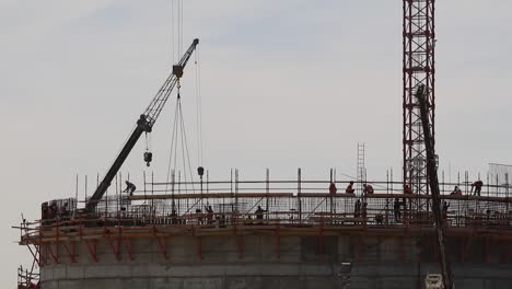 Vertragsarbeiter,-Die-Am-Nachmittag-Bei-Heißem-Wetter-Auf-Einer-Baustelle-Arbeiten