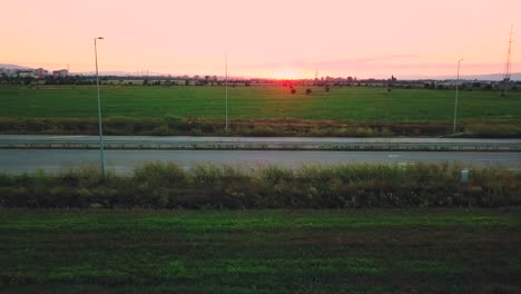 Luftaufnahme-Von-Motorrädern,-Die-Bei-Sonnenuntergang-Mit-Rasender-Geschwindigkeit-Die-Autobahn-überqueren