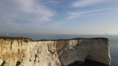 Eindrucksvolle-Und-Eindrucksvolle-Klippe-Mit-Blick-Auf-Das-Meer,-Old-Harry-Rocks-In-Der-Grafschaft-Dorset,-Großbritannien