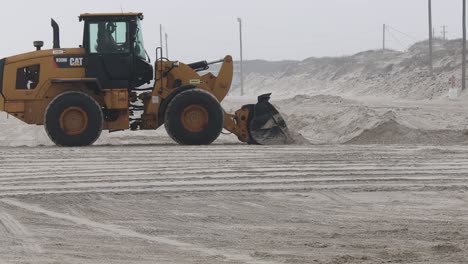 Raupenradlader-Bewegt-Sand,-Um-Schäden-Am-Strand-Und-In-Den-Dünen-Zu-Reparieren,-Die-Durch-Hurrikan-Harvey-Im-August-2017-Entstanden-Sind