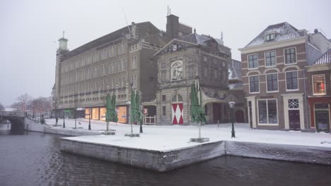 Restaurante-Leiden-Waag-En-La-Orilla-Del-Río-Rin-En-La-Nieve-Del-Invierno,-Países-Bajos