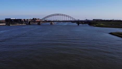 Ruhe-Eines-Flusses-Unter-Der-Brücke-Mit-Schiff,-Das-Im-Noord-River-Bei-Hendrik-Ido-Ambacht-In-Den-Niederlanden-Segelt