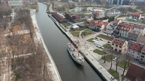 Luftaufnahme:-Aufschlussreiche-Stadt-Klaipeda-Mit-Barkentine-Segelschiff-Meridianas-Im-Fluss-Dane