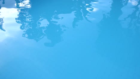 Blaues,-Klares-Wasser-Im-Schwimmbad