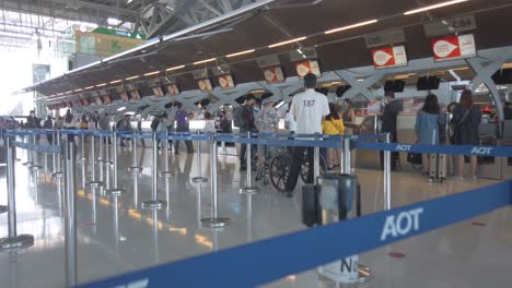 Aeropuerto-De-Suvarnabhumi,-Bangkok,-Tailandia:-Vista-Del-Paisaje-Dentro-De-La-Terminal-Con-Muchos-Pasajeros-Mientras-Ocurre-La-Crisis-Del-Virus-Corona-Covid19-En-Tailandia