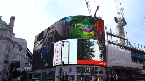 Piccadilly-Circus-video-screens,-low-angle-static-wide-shot