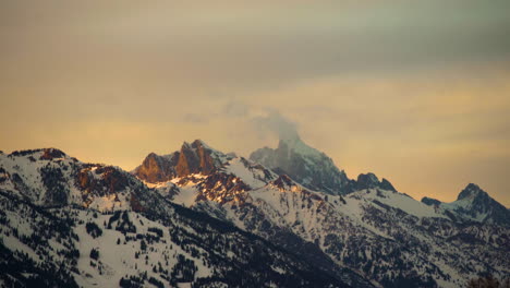Grand-Teton-Gebirge-Mit-Buntem-Alpenglühen-Und-Schnee-In-Wyoming,-Vereinigte-Staaten-Prores-4k