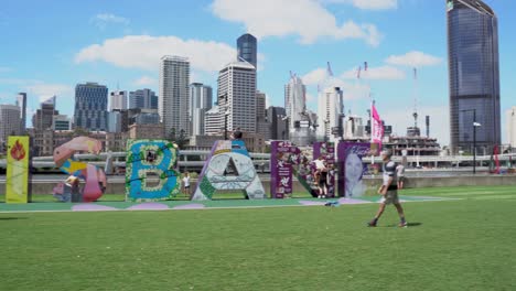 Cartel-De-Brisbane-Con-Horizonte-De-Brisbane-En-Southbank-Parkland-Después-De-Covid-19