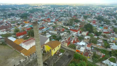 Spektakulärer-Flug-In-Zeitlupe-über-Den-Schornstein-Der-Ehemaligen-Hacienda-Toxpan-In-Cordoba,-Veracruz