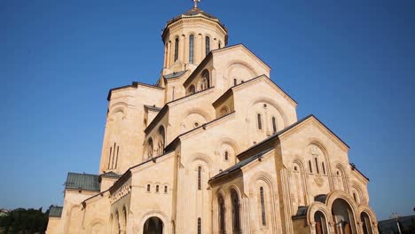 Iglesia-Ortodoxa-Georgiana-Sameba-Catedral-De-La-Santísima-Trinidad-Tbilisi-Georgia,-Inclinar-Hacia-Arriba,-Establecimiento-De-Tiro