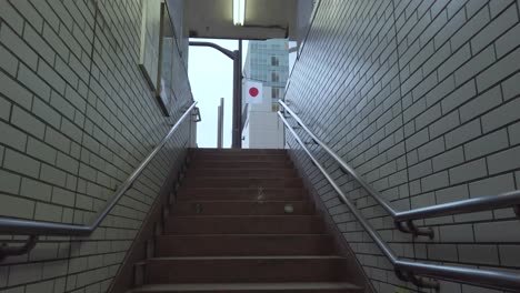 Video-De-4k-Mientras-Camina-Desde-La-Estación-De-Metro-En-Tokio-En-El-Día-De-Año-Nuevo