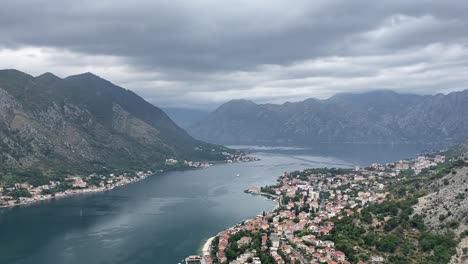 Toma-Aérea-Sobre-La-Bahía-De-Kotor-Y-La-Montaña-Lovcen-Mientras-Llueve,-Montenegro