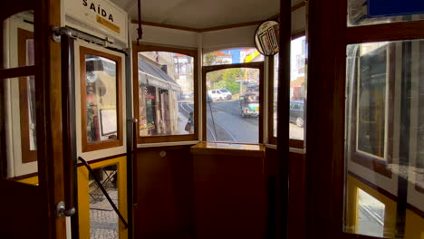 Recorrido-En-Tranvía-Antiguo-En-Lisboa---El-Interior-De-Un-Antiguo-Tranvía-Antiguo-Con-Revestimiento-De-Madera---Calles-De-La-Ciudad-En-El-Fondo