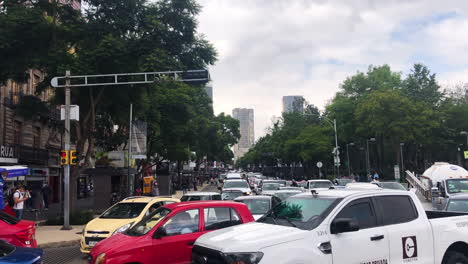 Dense-city-traffic-in-Mexico-City,-cars-moving-slowly,-traffic-jam