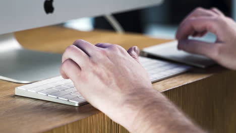 Männliche-Hände-Tippen-Auf-Einer-Tastatur-Und-Einem-Touchpad-Auf-Einem-Modernen-Computer