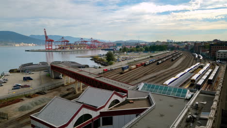 Malerische-Aussicht-Auf-Den-Hafen-Von-Vancouver-Mit-Blick-Auf-Güterbahnhöfe-Und-Den-Hafenbahnhof-–-Zeitrafferaufnahme