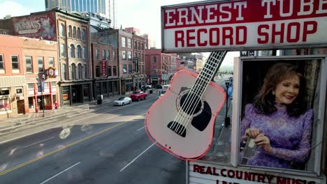 Schöne-Luftaufnahme-Eines-Plattenladens,-Der-Auf-Der-Broadway-Street-In-Nashville,-Tennessee,-Singt