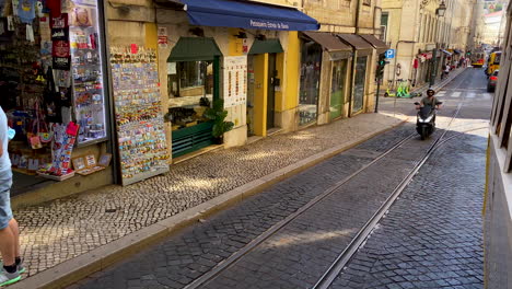 POV-Aufnahme-Aus-Der-Straßenbahn,-Die-Menschen-Auf-Der-Straße-Im-Zentrum-Der-Stadt-Lissabon-An-Einem-Sonnigen-Tag-Zeigt