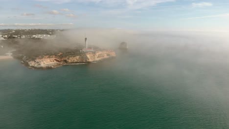 Filmische-Luftaufnahme-Der-Küstenklippen-Portugals-Mit-Nebligen-Wolken