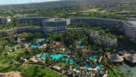 Vista-Aérea-Hacia-Atrás-Del-Resort-Grand-Wailea-En-Wailea-Maui,-Hawaii