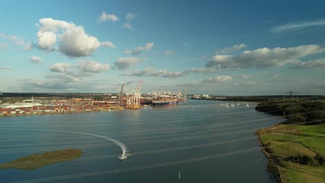 Steigende-Luftaufnahme-Des-Güterhafens-DP-World-In-Southampton,-Großbritannien