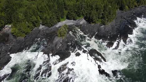 4K-Luftaufnahmen-Von-Ungezähmten-Großen-Wellen,-Die-An-Felsiger-Küste-Krachen