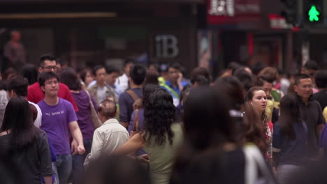 Zeitlupe-Einer-Menschenmenge,-Die-Durch-Die-Belebten-Straßen-Der-Innenstadt-Von-Hongkong-Geht