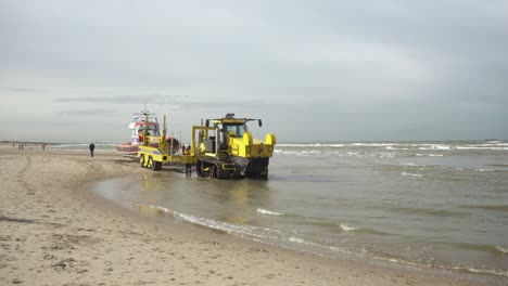 Bote-Salvavidas-Knrm-Despegue-En-La-Playa-Por-Vehículo-De-Lanzamiento-En-Países-Bajos