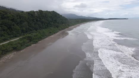 Wunderschöne-Filmische-Drohnenaufnahme-Beim-Flug-über-Den-Strand-Von-Playa-Hermosa-In-Costa-Rica