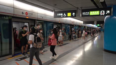 Passengers-Wait-To-Get-On-A-Train-At-MTR-Station-In-Admiralty,-Hong-Kong