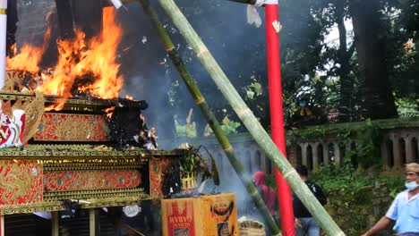Ngaben-tradition,-burning-bodies-at-Puri-Agung-Klungkung,-Bali,-January-25,-2021