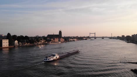 Allegria-Frachtschiff-Fährt-Durch-Dordrecht-Entlang-Der-Oude-Maas