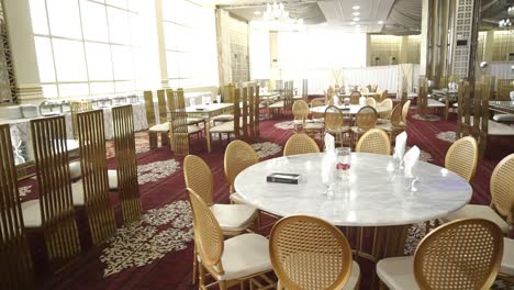 Dentro-De-Un-Salón-De-Banquetes-De-Lujo-Vacío-En-Karachi,-Pakistán