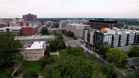 Empuje-Aéreo-En-Edificios-En-El-Campus-De-La-Universidad-De-Kentucky-En-Lexington-Kentucky