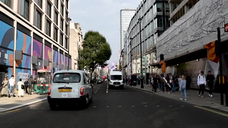 It's-never-quiet-on-Oxford-Street,-London,-United-Kingdom