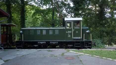 Video-En-Cámara-Lenta-Sobre-La-Popular-Locomotora-De-Vía-Estrecha-En-Hungría,-Lillafüred