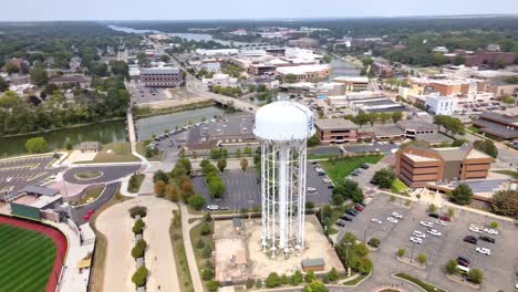 Vista-Aérea-De-La-Torre-De-Agua-Y-El-Estadio-De-Suministro-Abc-A-Lo-Largo-Del-Río-Rock-En-Beloit,-Wisconsin,-Estados-Unidos