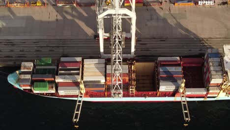 Riesiges-Containerschiff-Wird-Im-Hafen-Von-Vigo,-Spanien,-Beladen