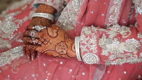 Diseño-Vibrante-De-Henna-Mehndi-En-La-Novia-Vestida-De-Rosa-Con-Brazaletes-Plateados