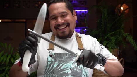 Chef-Latino-Afilando-Cuchillos-En-Restaurante-Mexicano-A-Cámara-Lenta