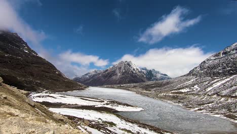 Zeitraffer-Von-Schneekappenbergen-Mit-Zugefrorenem-See-Und-Strahlend-Blauem-Himmel-Am-Morgen-Aus-Einem-Flachwinkelvideo-Wird-In-Sela-Tawang-Arunachal-Pradesh-Indien-Aufgenommen