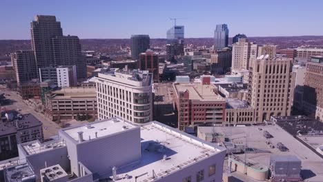 Forward-aerial-of-Grand-Rapids-skyline-and-street-traffic-on-sunny-day