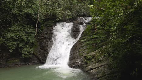 Unglaubliche-Aufnahme-Eines-Mächtigen-Wasserfalls-Im-Dschungel-Von-Costa-Rica