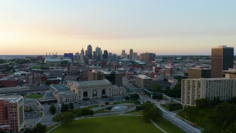 Amazing-Aerial-Shot-Reveals-Kansas-City-Skyline,-Beautiful-Summer-Sunset